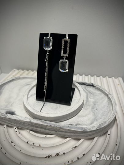 Асимметричные серьги с кристаллами и цепочкой
