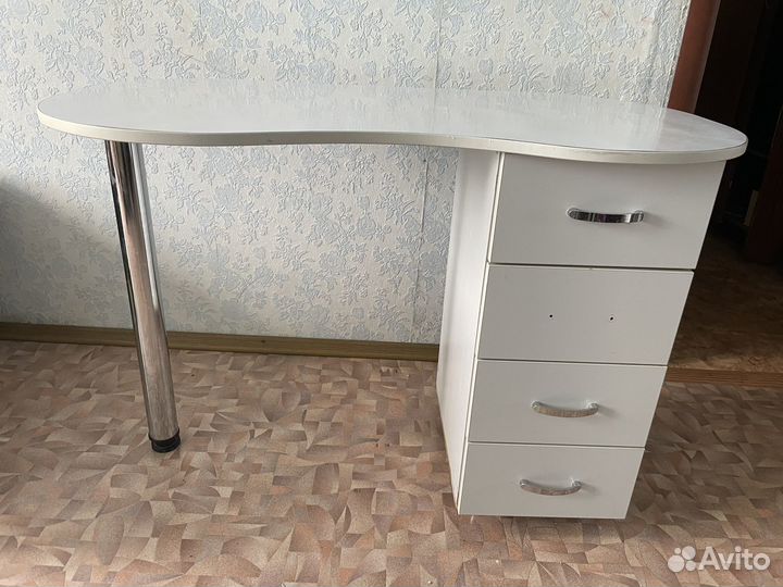 Маникюрный стол