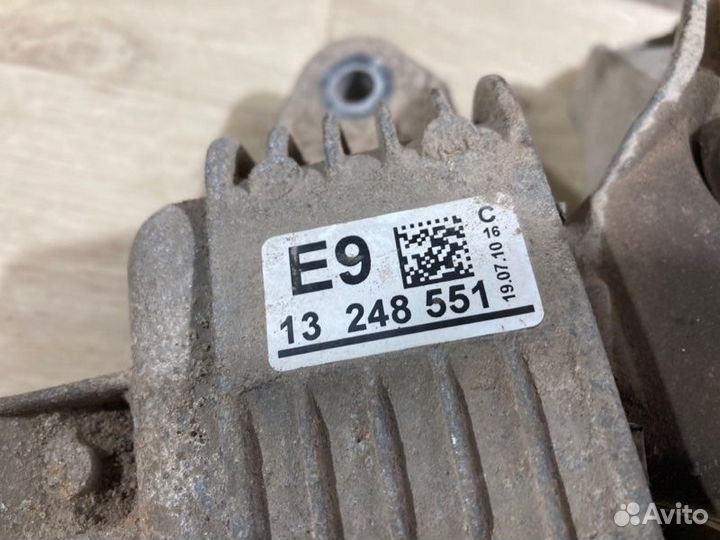 Подушка двигателя левая Chevrolet Cruze 2010