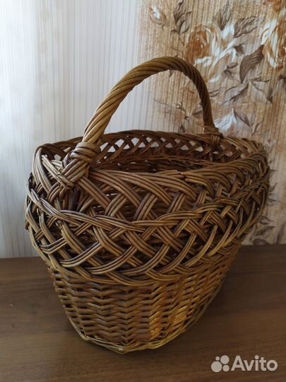 Корзина большая, плетёная из лозы
