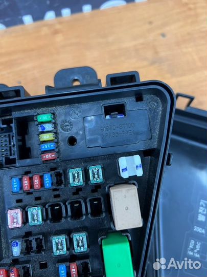 Блок предохранителей под капот Kia Quoris 1 G8BE