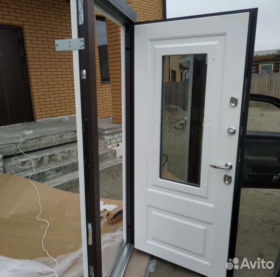 Дверь входная металлическая со стеклом