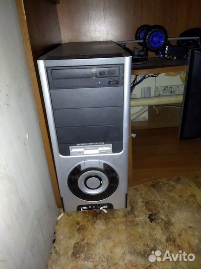 Игровой компьютер с монитором и клавиатурой