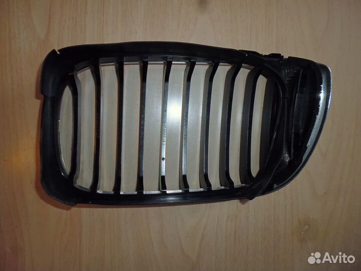 Решетка радиатора правая BMW E46