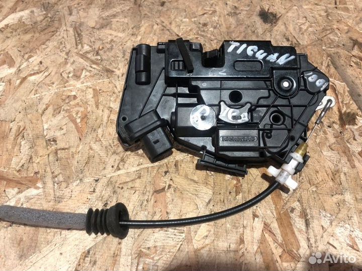 Замок двери передний правый Tiguan Fabia Superb