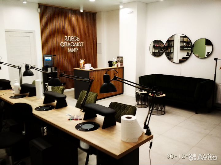 Зеркало в металлической раме