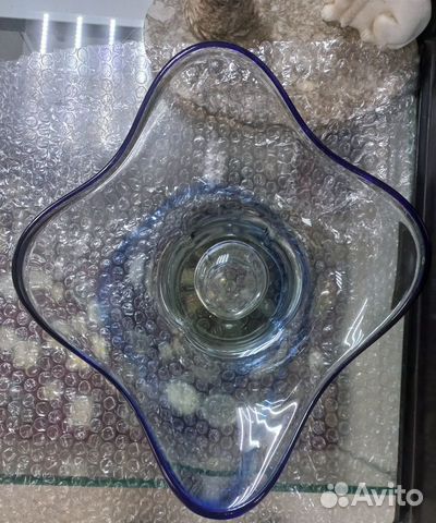 Ваза из синего стекла