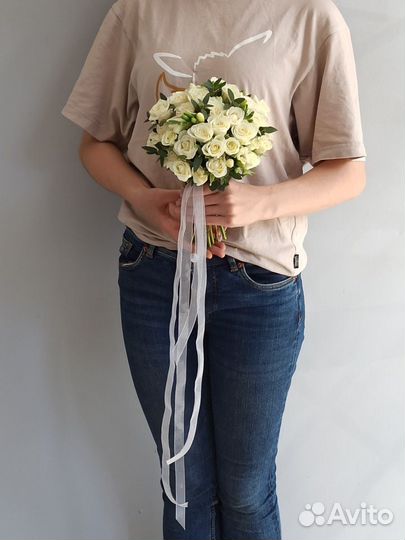 Свадебный букет невесты из кустовых роз и фрезий