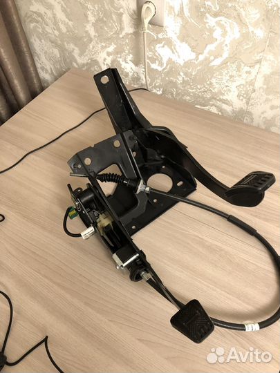 Педали сцепления и тормоза с кронштейнами в сборе