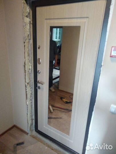 Входная дверь с зеркалом для квартиры