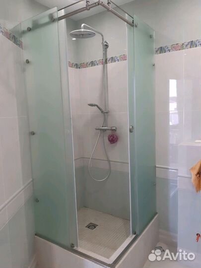 Душевые ограждения и двери из стекла