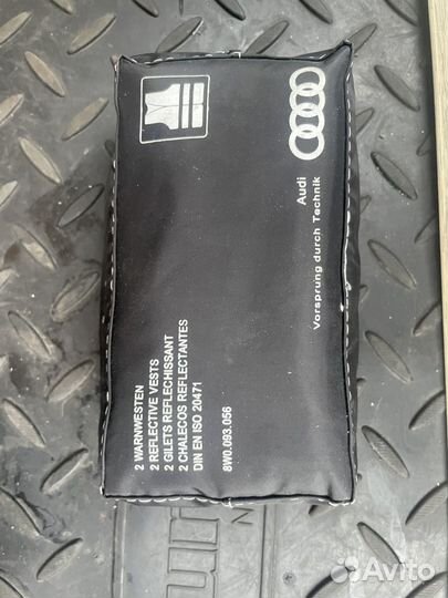Оригинальный жилет audi
