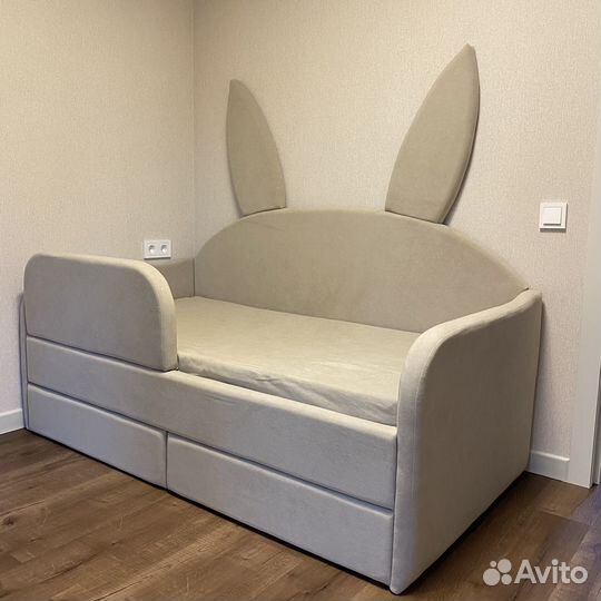Кровать диван для ребенка со спинками зайка