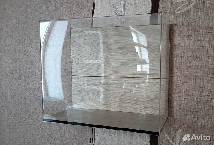 Настенный акриловый футляр. Закрытая полка стеклом