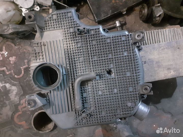 Корпус воздушного фильтра Renault Logan