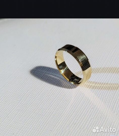 Новое золотое обручальное кольцо