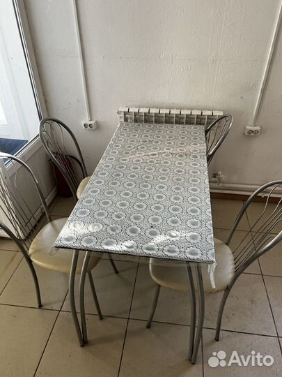 Стол со стульями