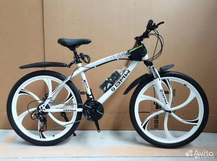 Велосипед BMW на литых дисках