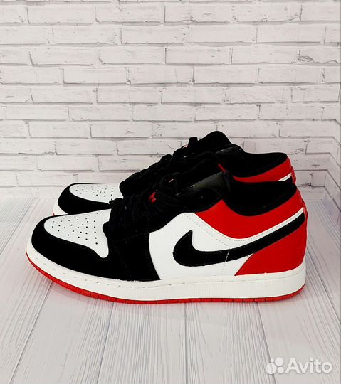 Кроссовки Nike Air Jordan 1 Low Black Toe Lux