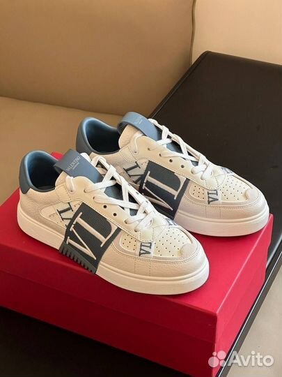 Модные кожаные кроссовки Valentino