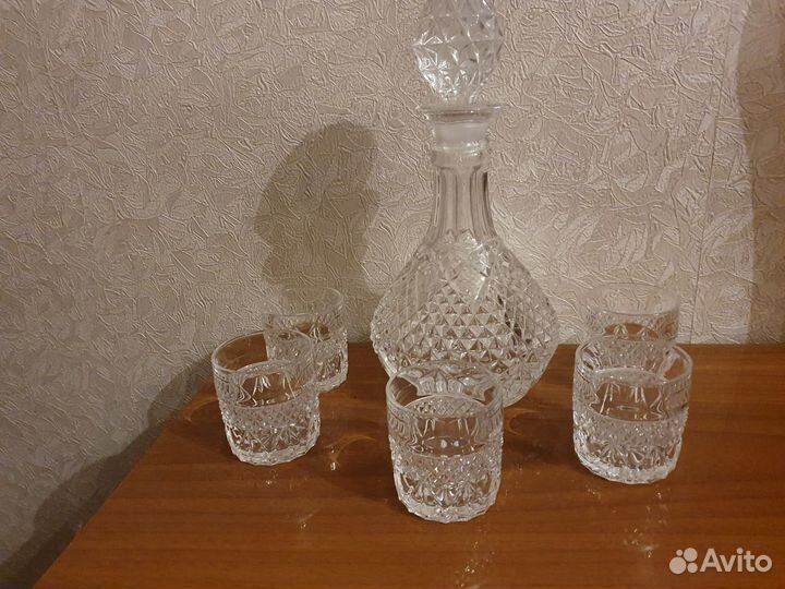 Графин и стаканы хрустальные