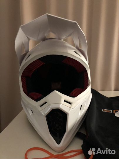 Горнолыжный шлем