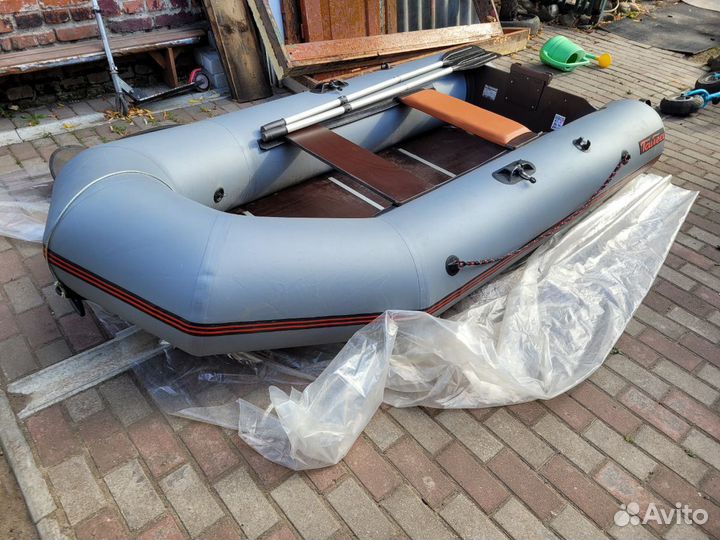 Надувная лодка с мотором 
