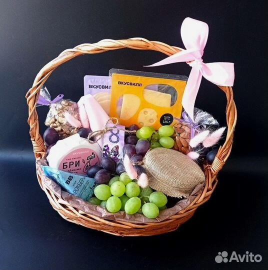 Корзина подарочная с сыром и мёдом