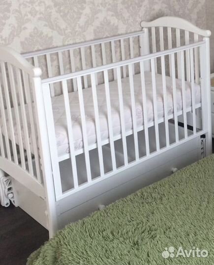 Детская кроватка с продольным маятником