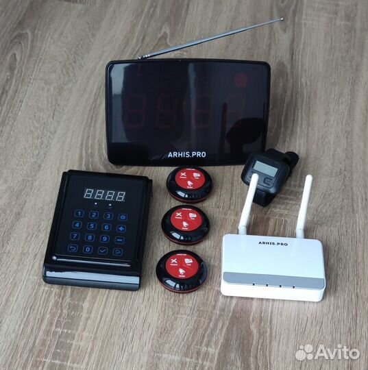 Кнопка вызова персонала, официанта, мастера и часы