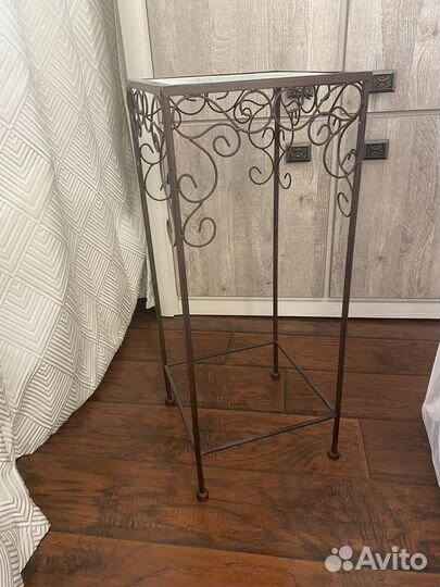 Подставка под цветы металлическая