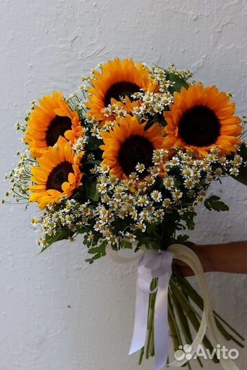 Букет цветов из подсолнухов и ромашек