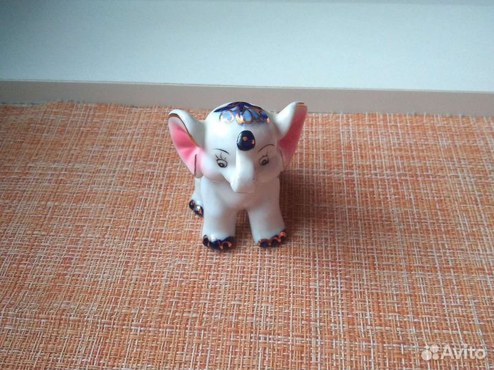 Фигурка слона из фарфора