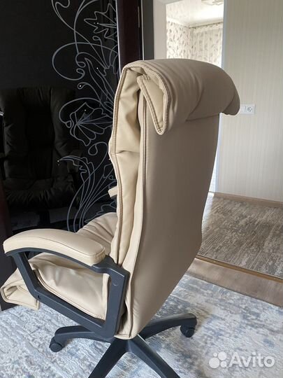 Офисное кожаное кресло