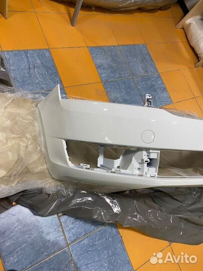 Бампер передний Skoda rapid белый