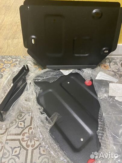 Защита топливного бака и комплект крепежа