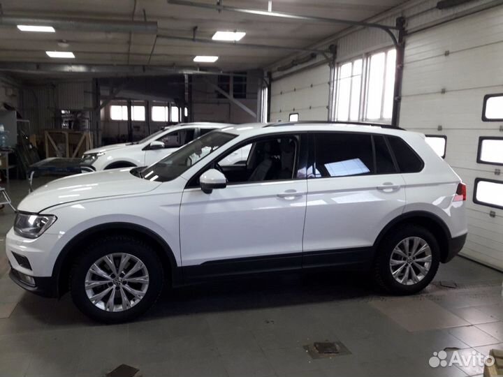 Стекло лобовое VW tiguan с молдингом автостекло