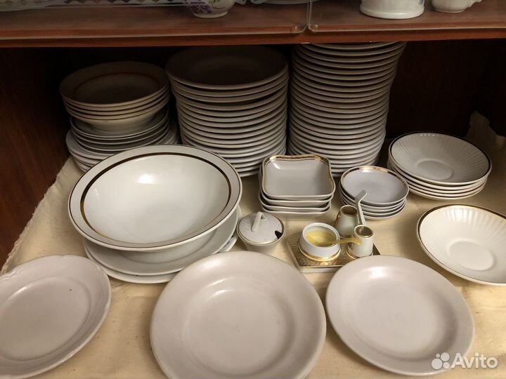 Много сервировочной посуды СССР
