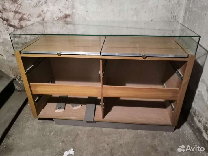 Стол со стеклянным верхом