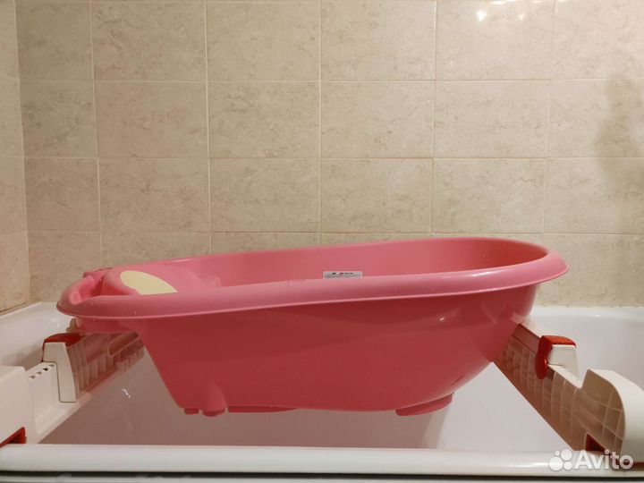 Детская ванночка для купания на подставке