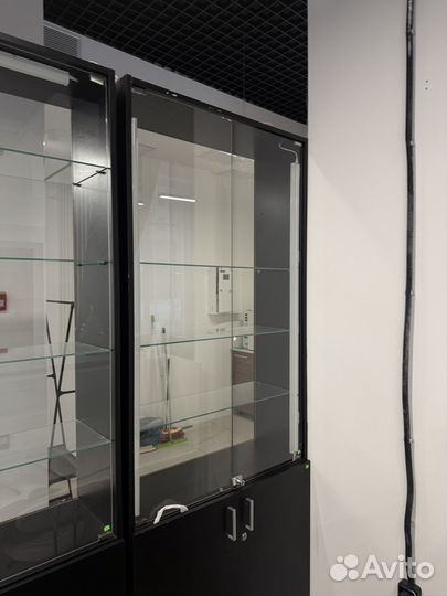 Стеклянная витрина с подсветкой