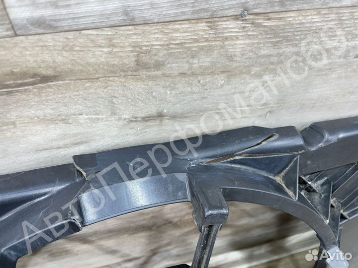 Диффузор радиатора (1.8 2.0) Focus 2 / Mazda 3 BK