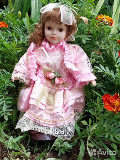 Кукла фарфоровая