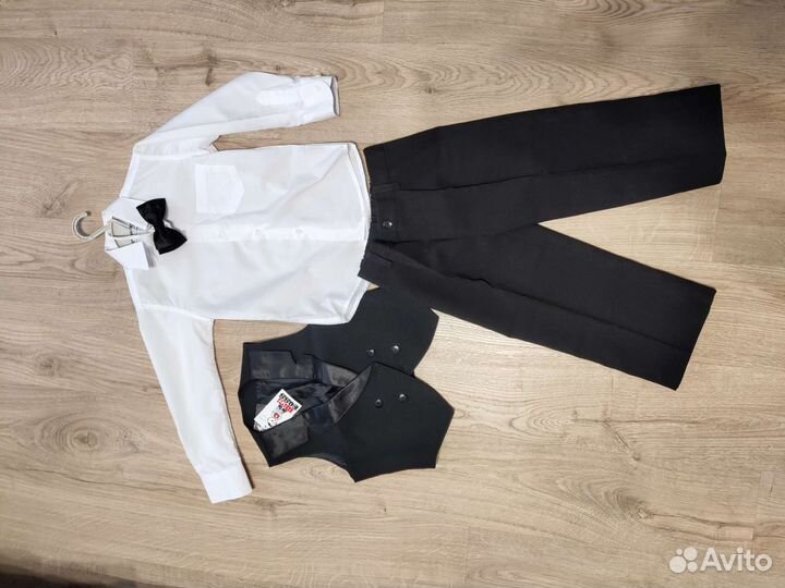 Костюм брючный тройка на мальчика 3-4 года