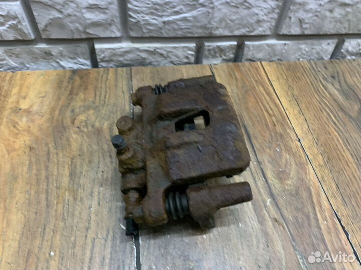 Mitsubishi Lancer 10 Суппорт тормозной задний