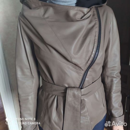 Короткая женская кожаная курточка