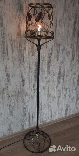 Ваза и розы из металла