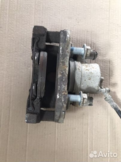 Суппорт передний правый Ford Focus 3