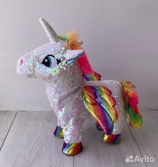 Единорог ходит поет Новый