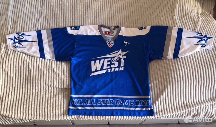 Футбол, хоккей: значки, свитеры, шайбы и прочее